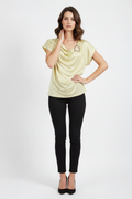 Mannequin portant la blouse dorée drapée
