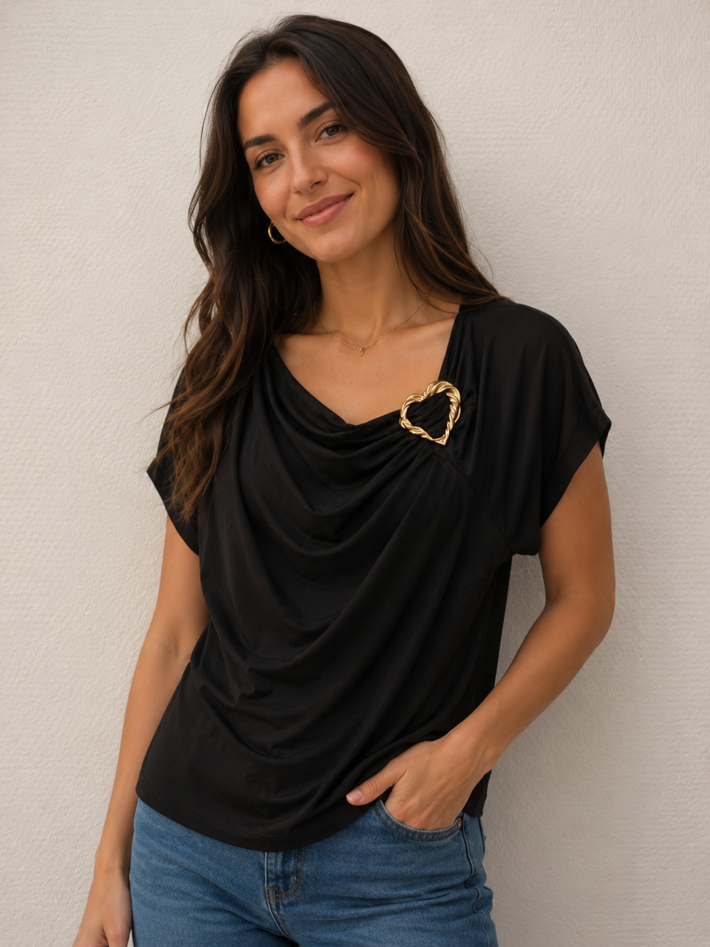 Zwarte top met gedrapeerde kraag en gouden hartdetail