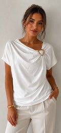 T-shirt Drapé Blanc – Broche Cœur Dorée