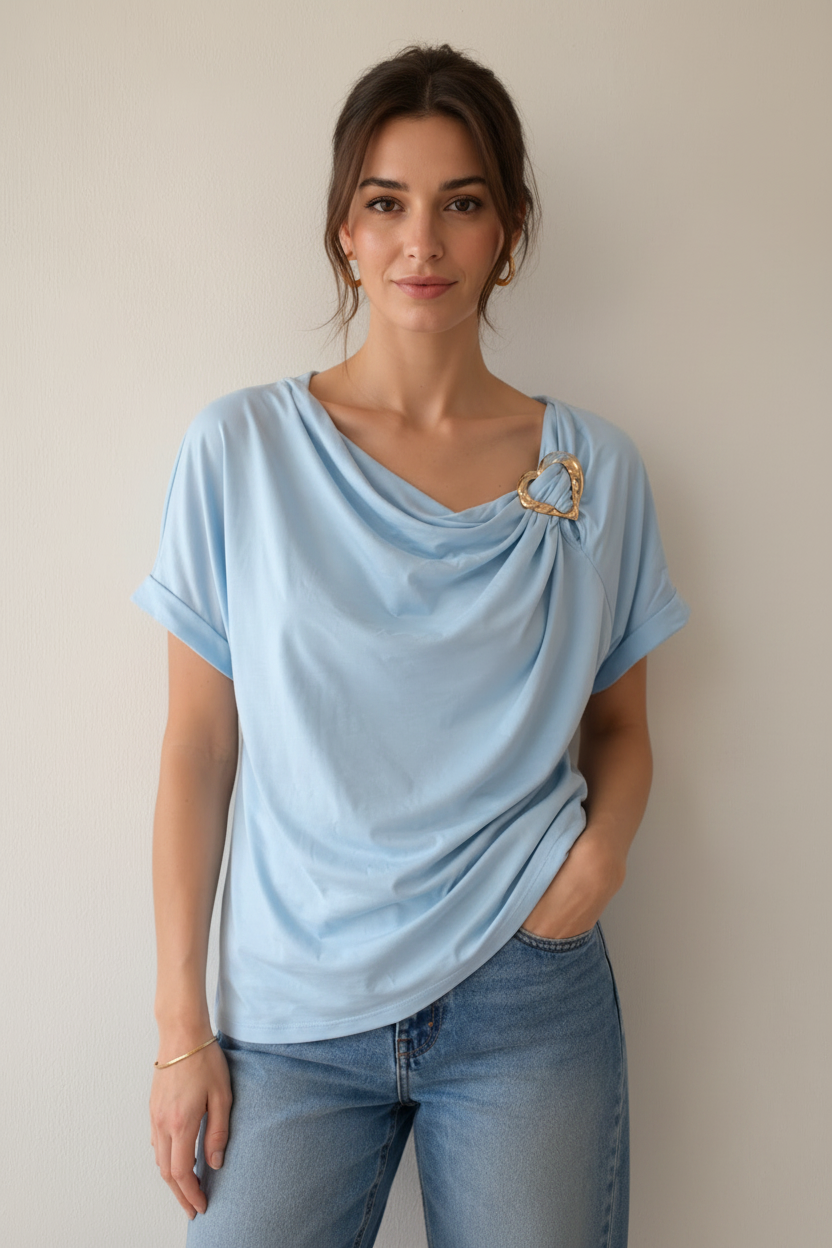 Lichtblauw gedrapeerde top – Gouden hartbroche