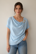 Lichtblauw gedrapeerde top – Gouden hartbroche