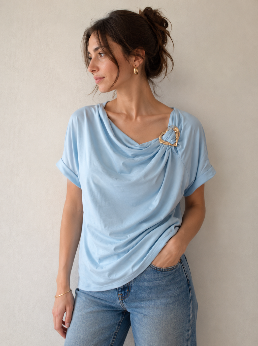 Lichtblauw gedrapeerde top – Gouden hartbroche