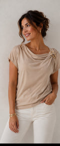 Top Drapé Beige – Broche Dorée Épaule