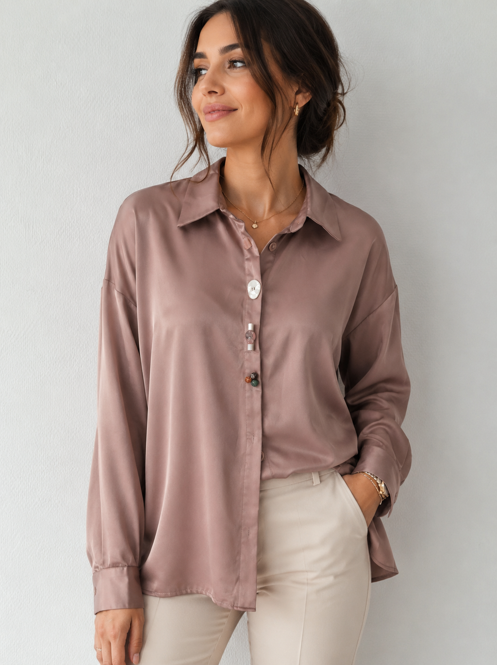 Roze Satijnen Blouse Met Gouden Knopen