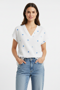 Top blanc à cœurs bleus porté par une femme
